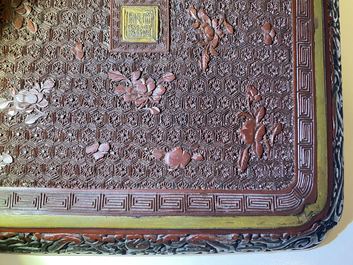 Une paire de plats de forme carr&eacute;e en laque rouge et noire, marque et &eacute;poque de Qianlong